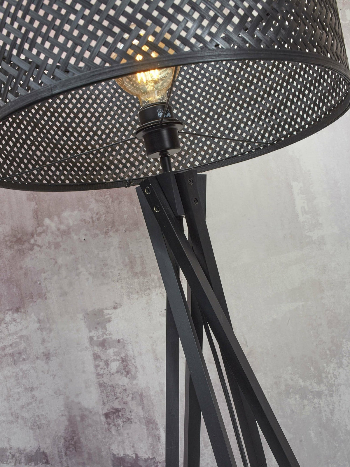 Lampadaire en bambou noir avec abat-jour en bois noir 146x50 cm Java - Good & Mojo - The Cool Republic