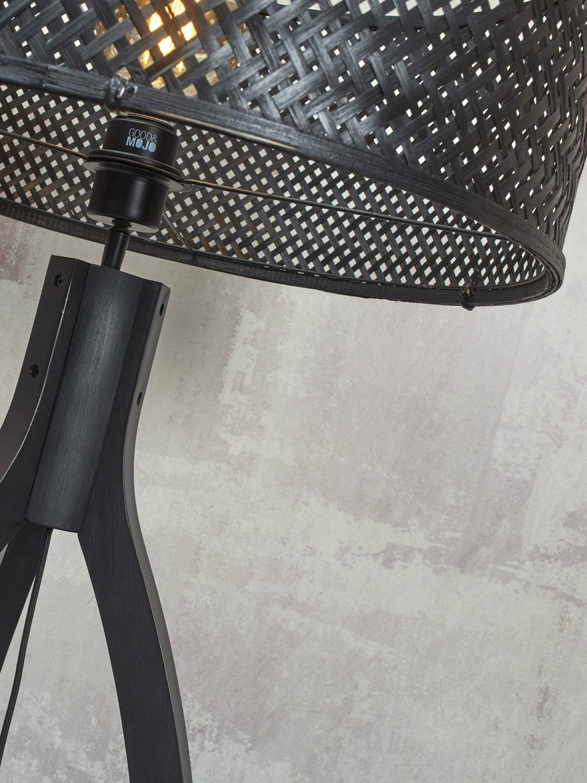 Lampadaire en bambou noir avec abat-jour en bois noir 150x50 cm Java - Good & Mojo - The Cool Republic