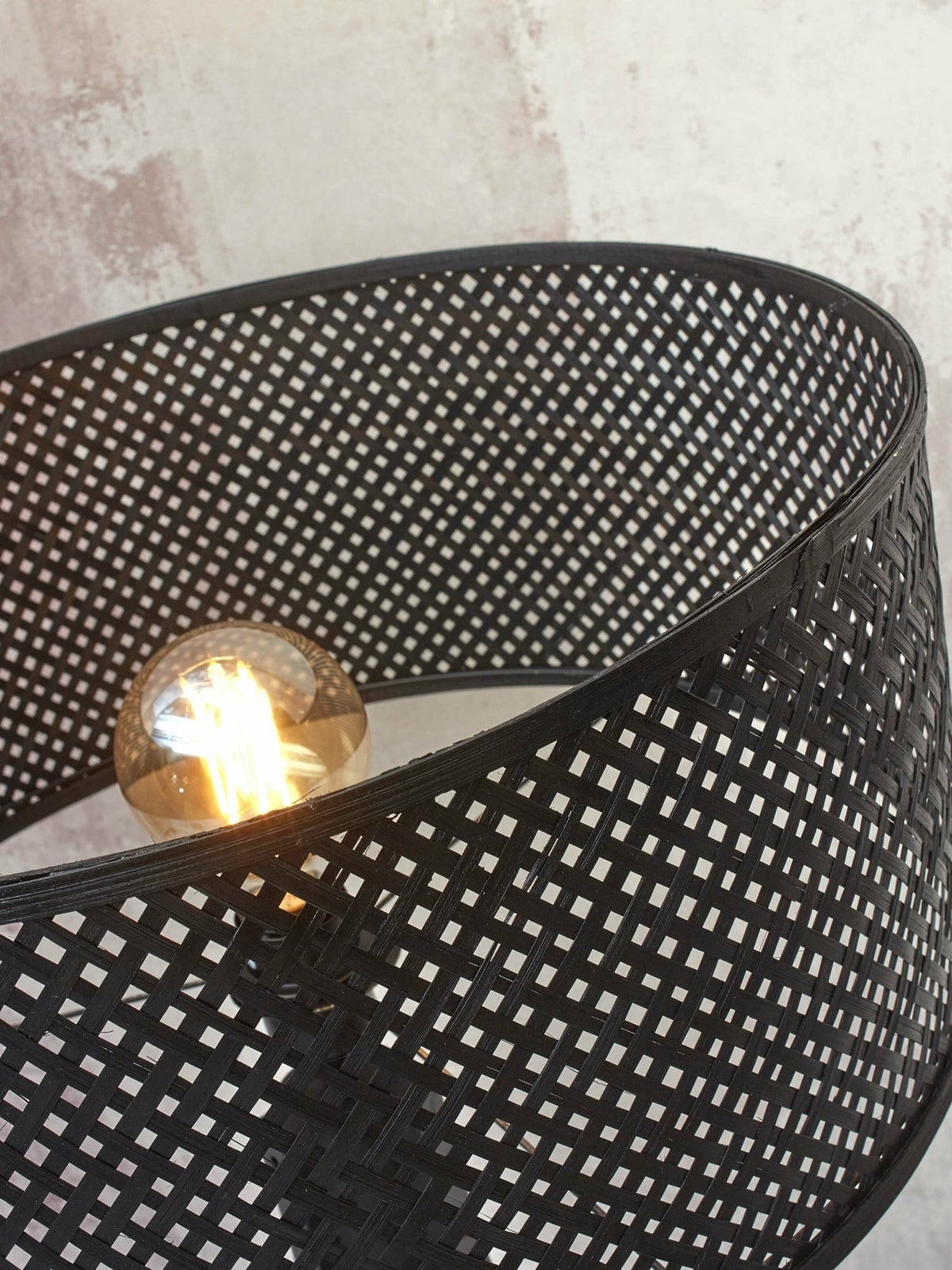 Lampadaire en bambou noir avec abat-jour en bois noir 150x50 cm Java - Good & Mojo - The Cool Republic