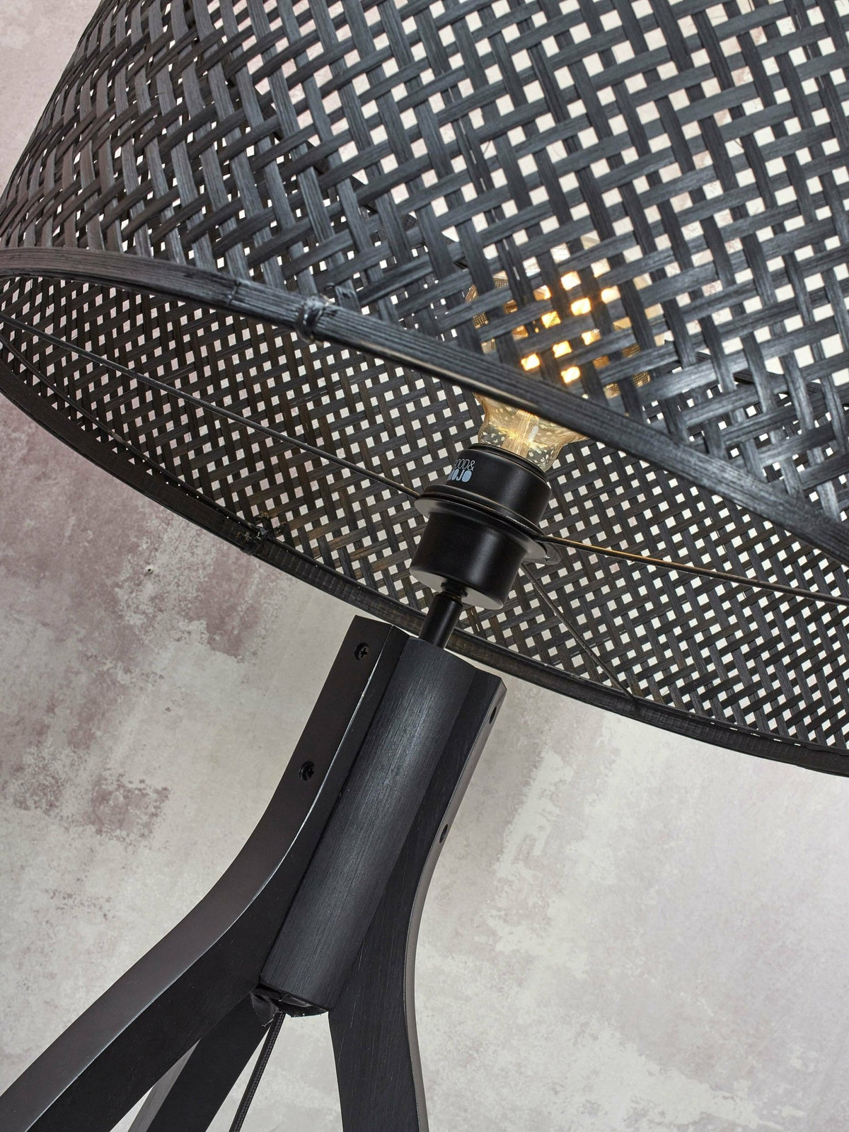 Lampadaire en bambou noir avec abat-jour en bois noir 150x50 cm Java - Good & Mojo - The Cool Republic