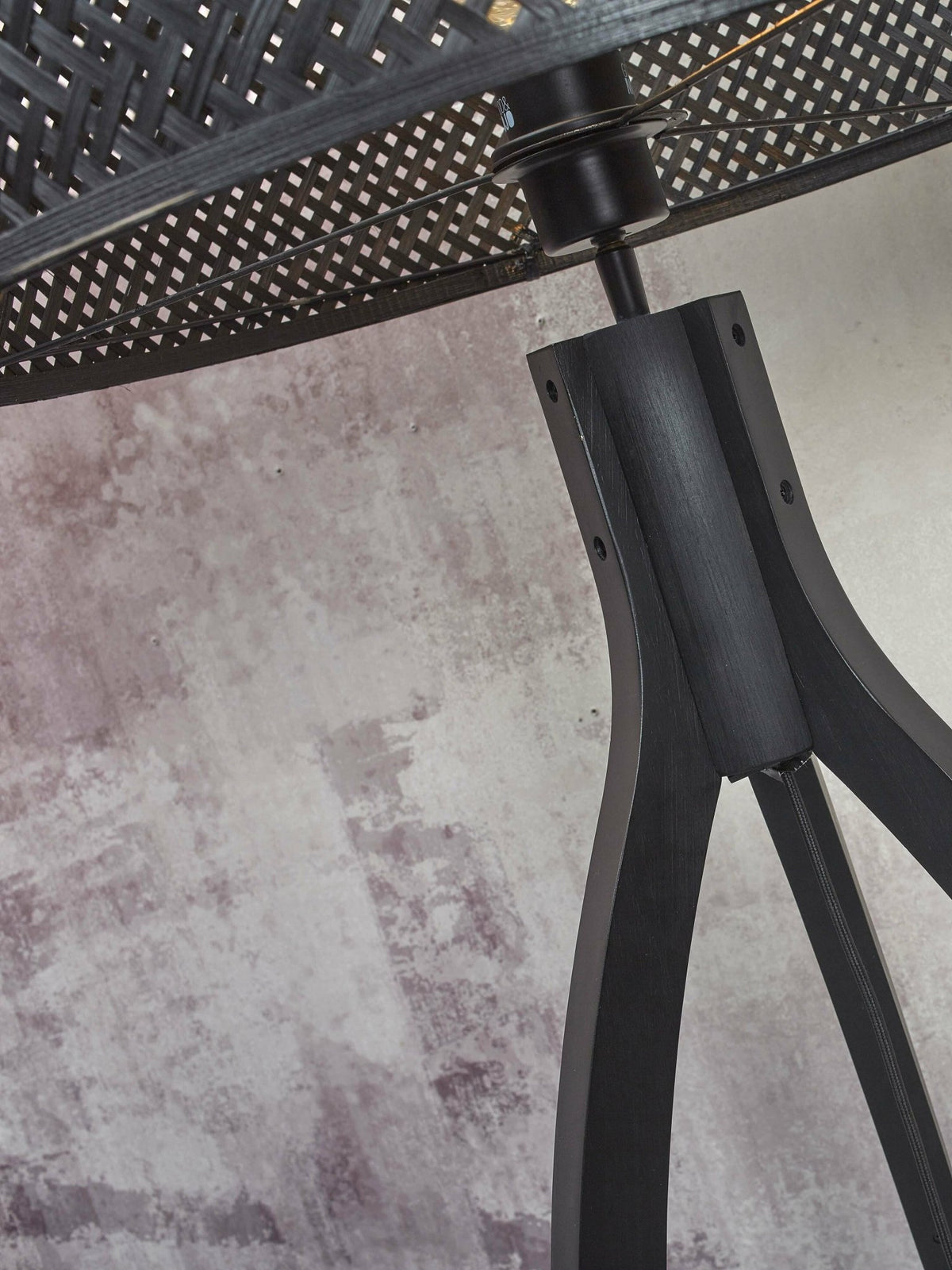 Lampadaire en bambou noir avec abat-jour en bois noir 150x50 cm Java - Good & Mojo - The Cool Republic