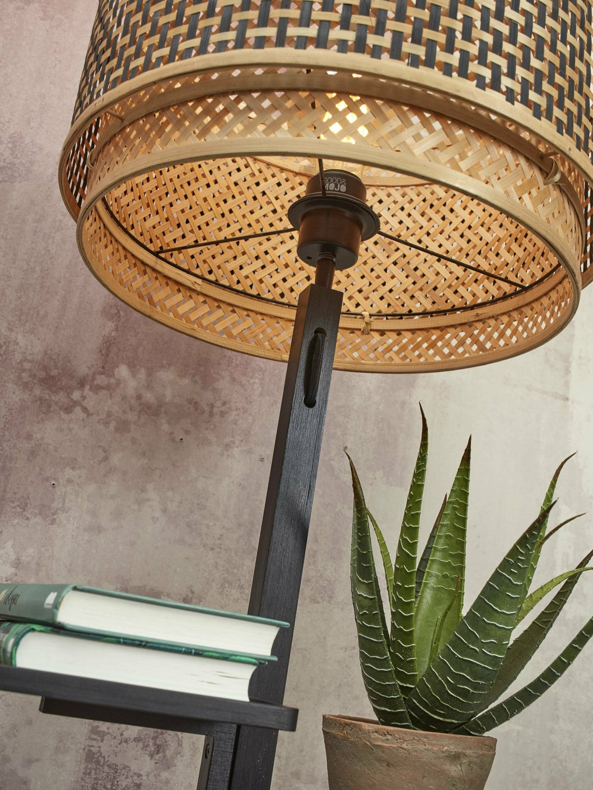 Lampadaire en bambou noir avec abat-jour en bois noir et naturel 160x40 cm Bhoutan - Good & Mojo - The Cool Republic