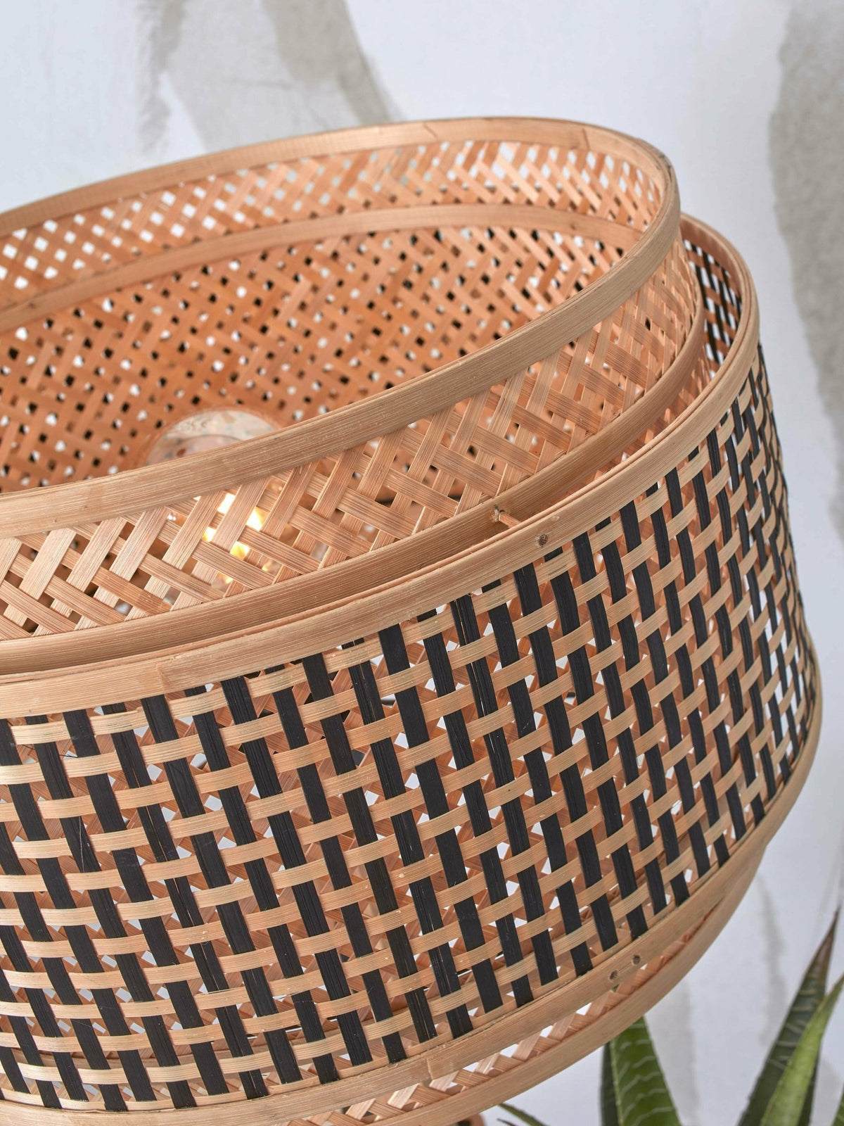 Lampadaire en bambou noir avec abat-jour en bois noir et naturel 160x40 cm Bhoutan - Good & Mojo - The Cool Republic