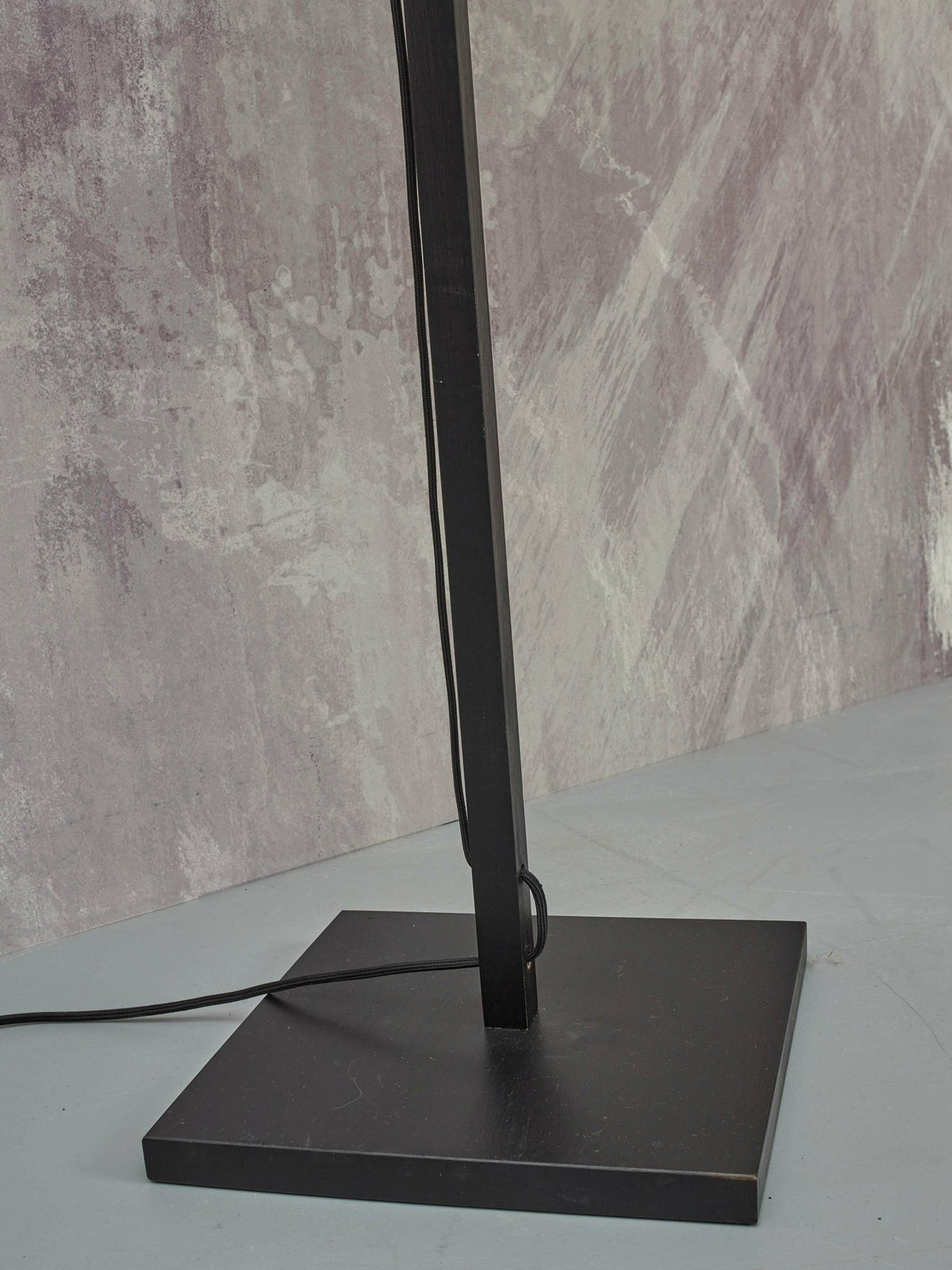 Lampadaire en bambou noir avec abat-jour en bois noir et naturel 160x40 cm Bhoutan - Good & Mojo - The Cool Republic