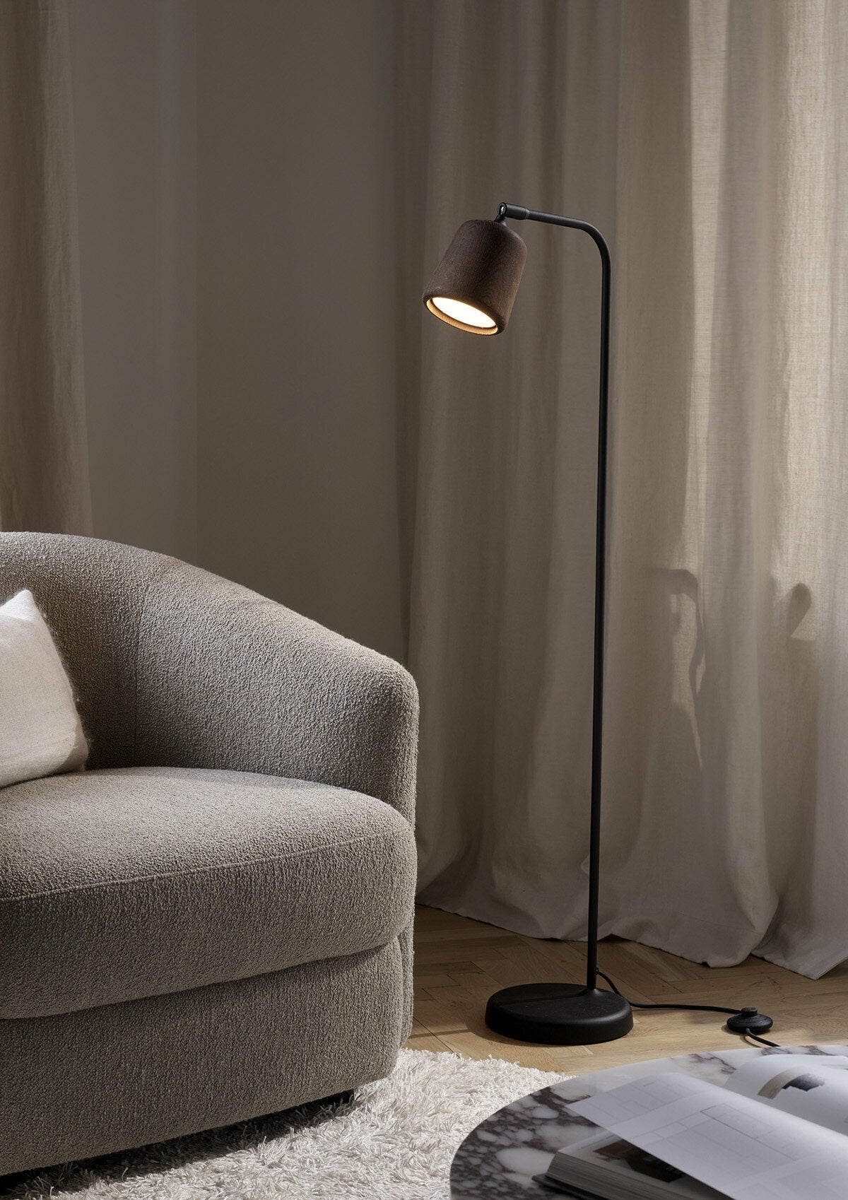 Lampadaire en bêton gris clair 125 cm Material - New Works - The Cool Republic