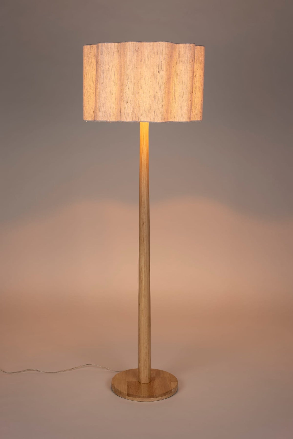 Lampadaire en bois d’hévéa et tissu blanc 149cm Scallop - Dutchbone — vue 2