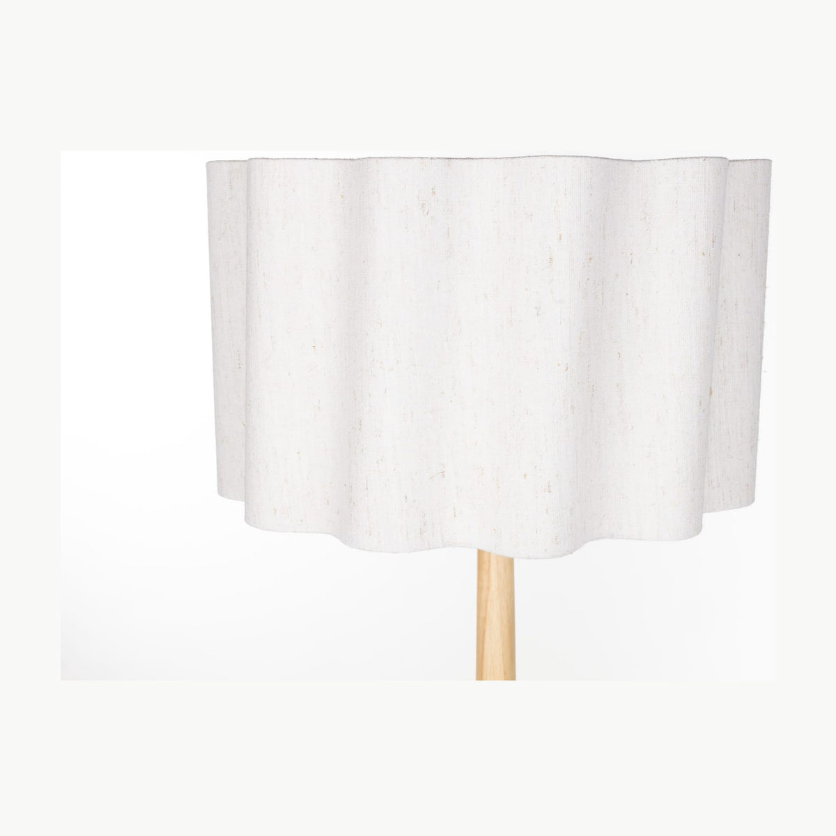 Lampadaire en bois d’hévéa et tissu blanc 149cm Scallop - Dutchbone — vue 4