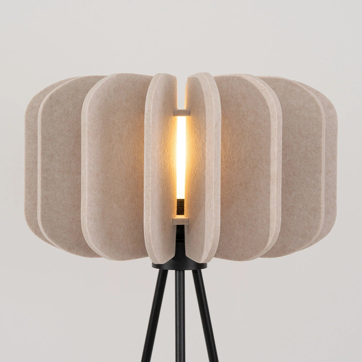 Lampadaire en feutre beige et acier noir 45x134cm Mula - Sollux - The Cool Republic