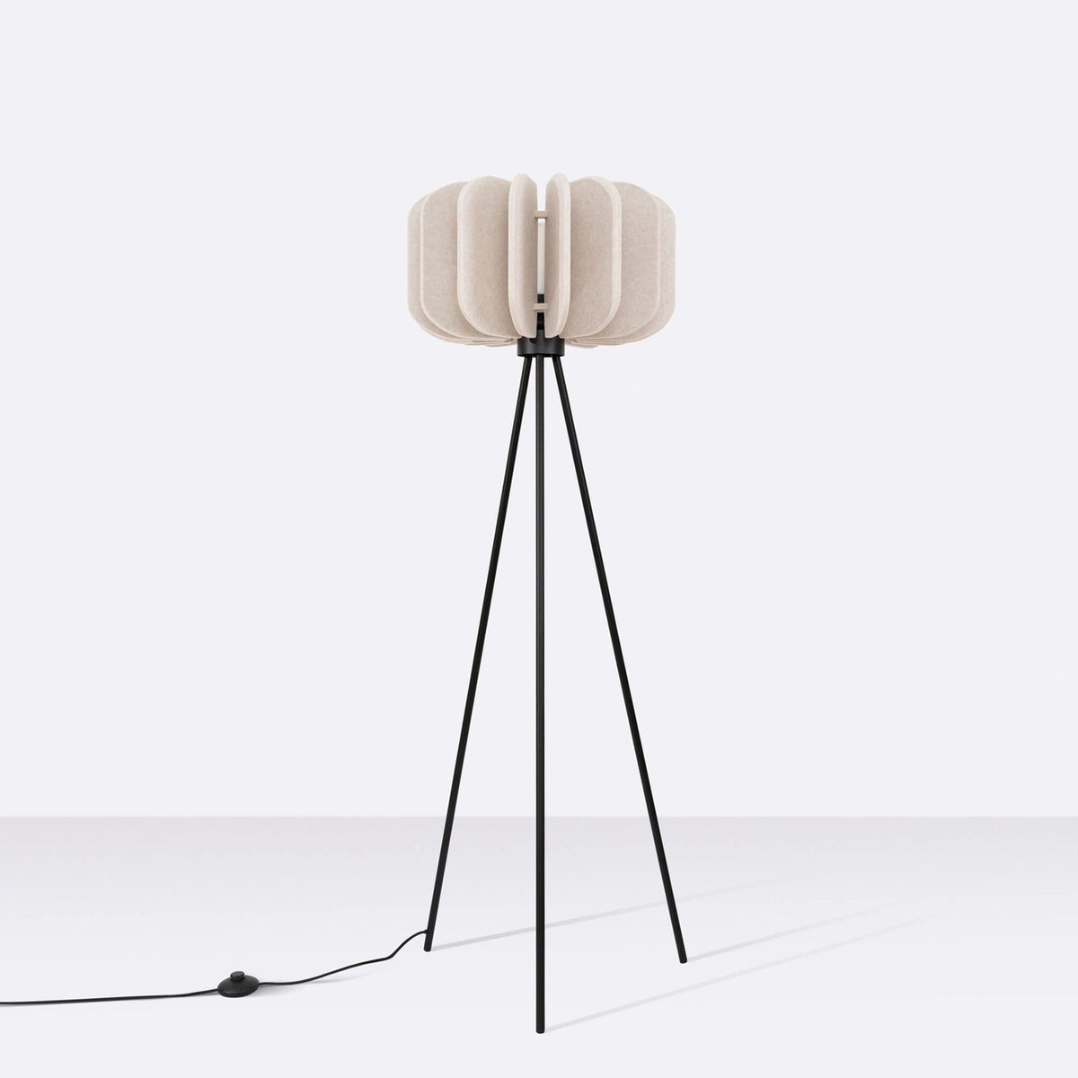 Lampadaire en feutre beige et acier noir 45x134cm Mula - Sollux - The Cool Republic