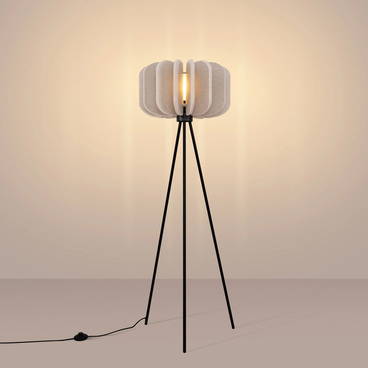 Lampadaire en feutre beige et acier noir 45x134cm Mula - Sollux - The Cool Republic