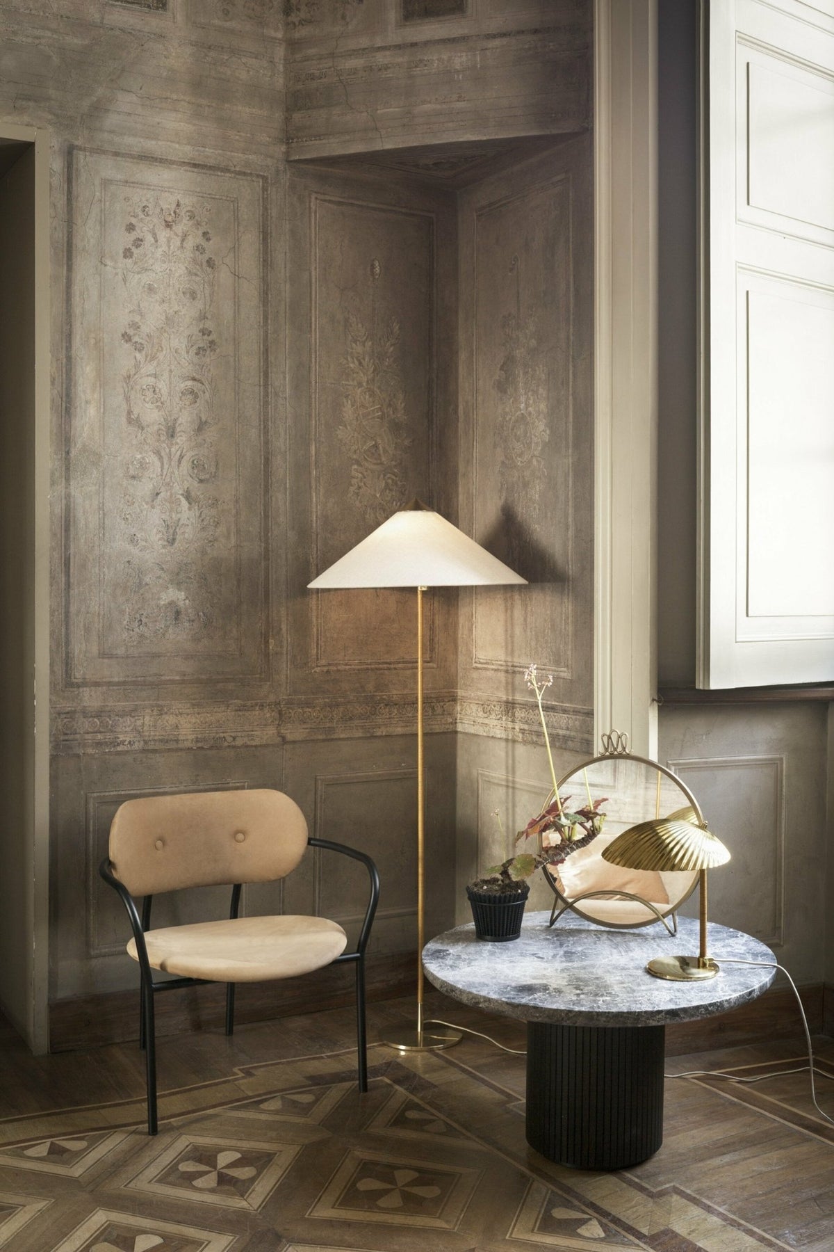 Lampadaire en laiton blanc Modèle 9602 - Gubi - The Cool Republic
