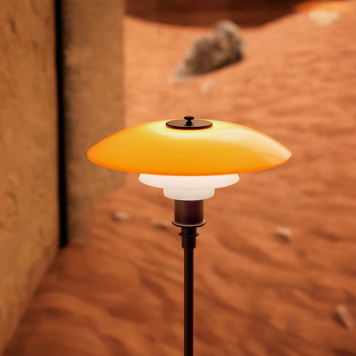 Lampadaire en laiton bruni et verre soufflé orange 33x130cm Centenary - Louis poulsen - The Cool Republic