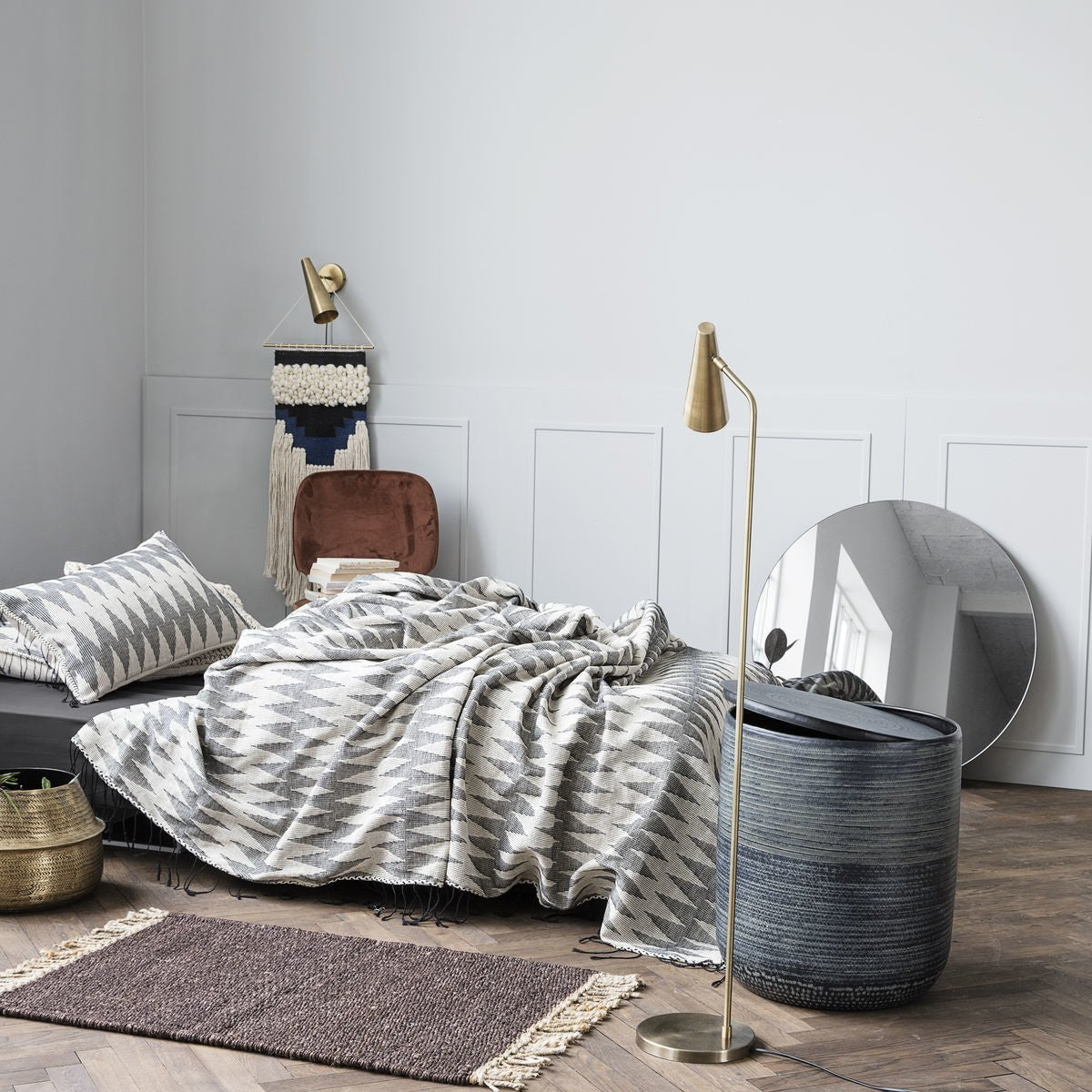 Lampadaire en laiton doré 124cm Precise - House Doctor - The Cool Republic