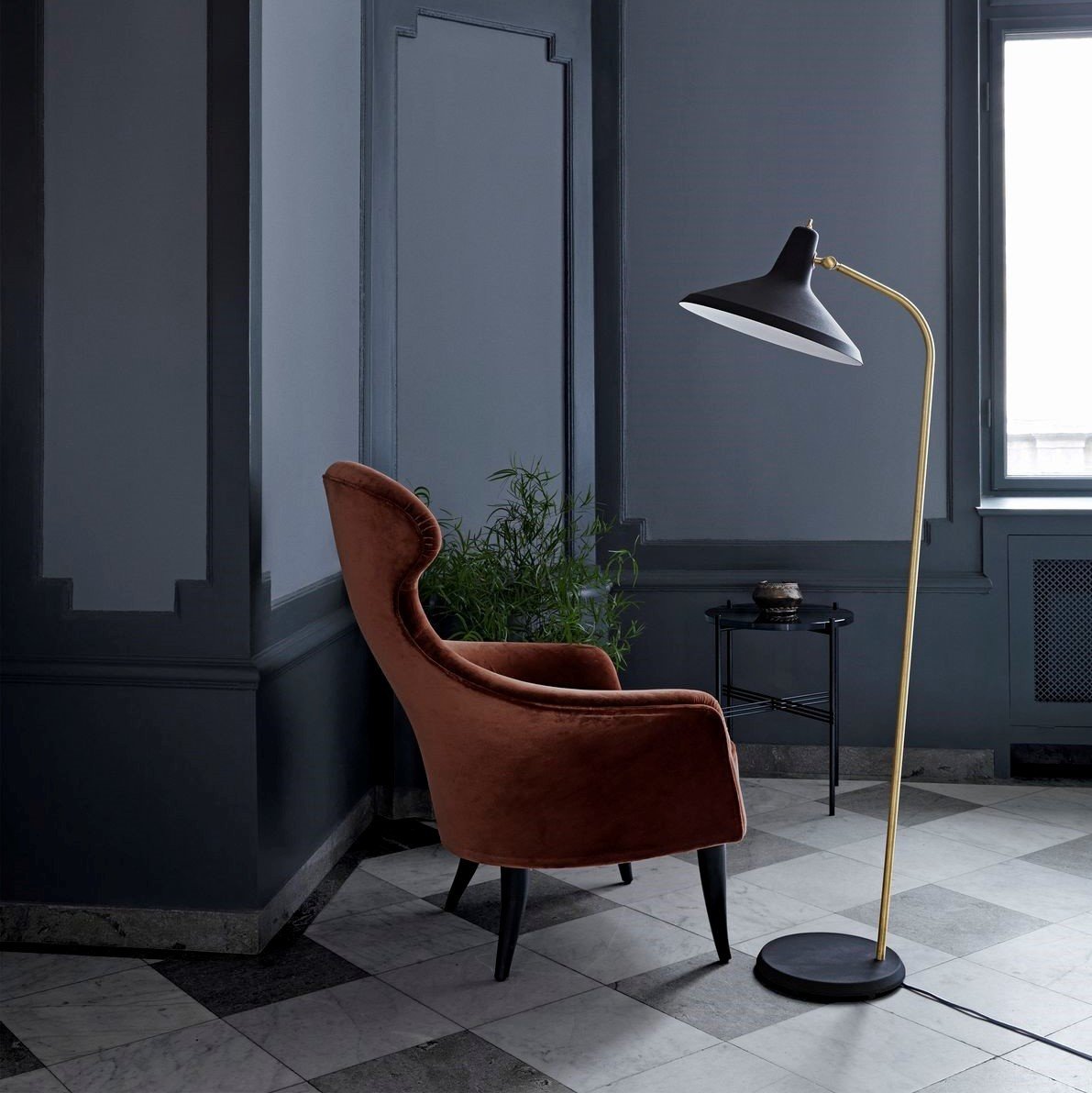 Lampadaire en laiton et métal noir G-10 - Gubi - The Cool Republic