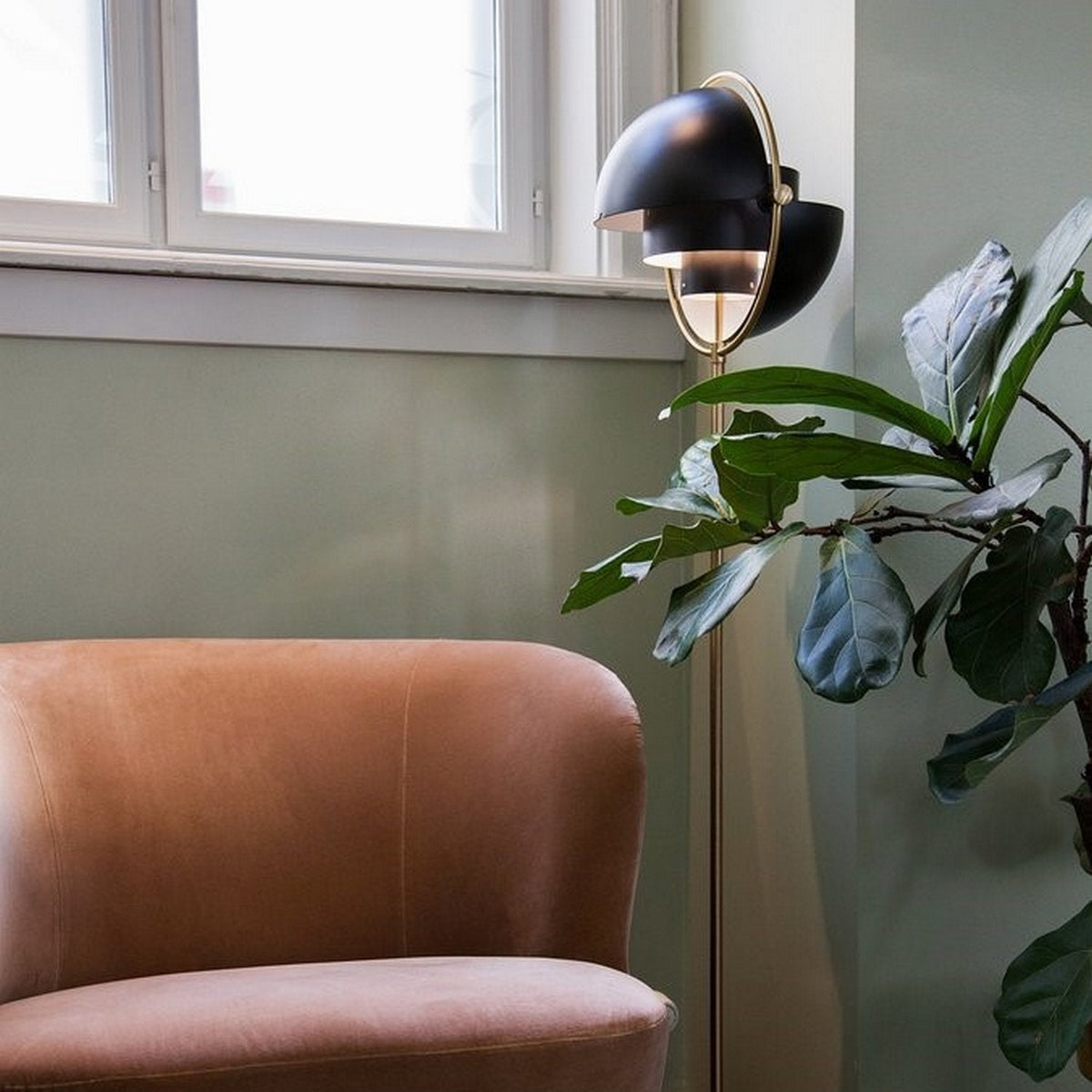 Lampadaire en laiton et métal noir Multi-Lite - Gubi - The Cool Republic