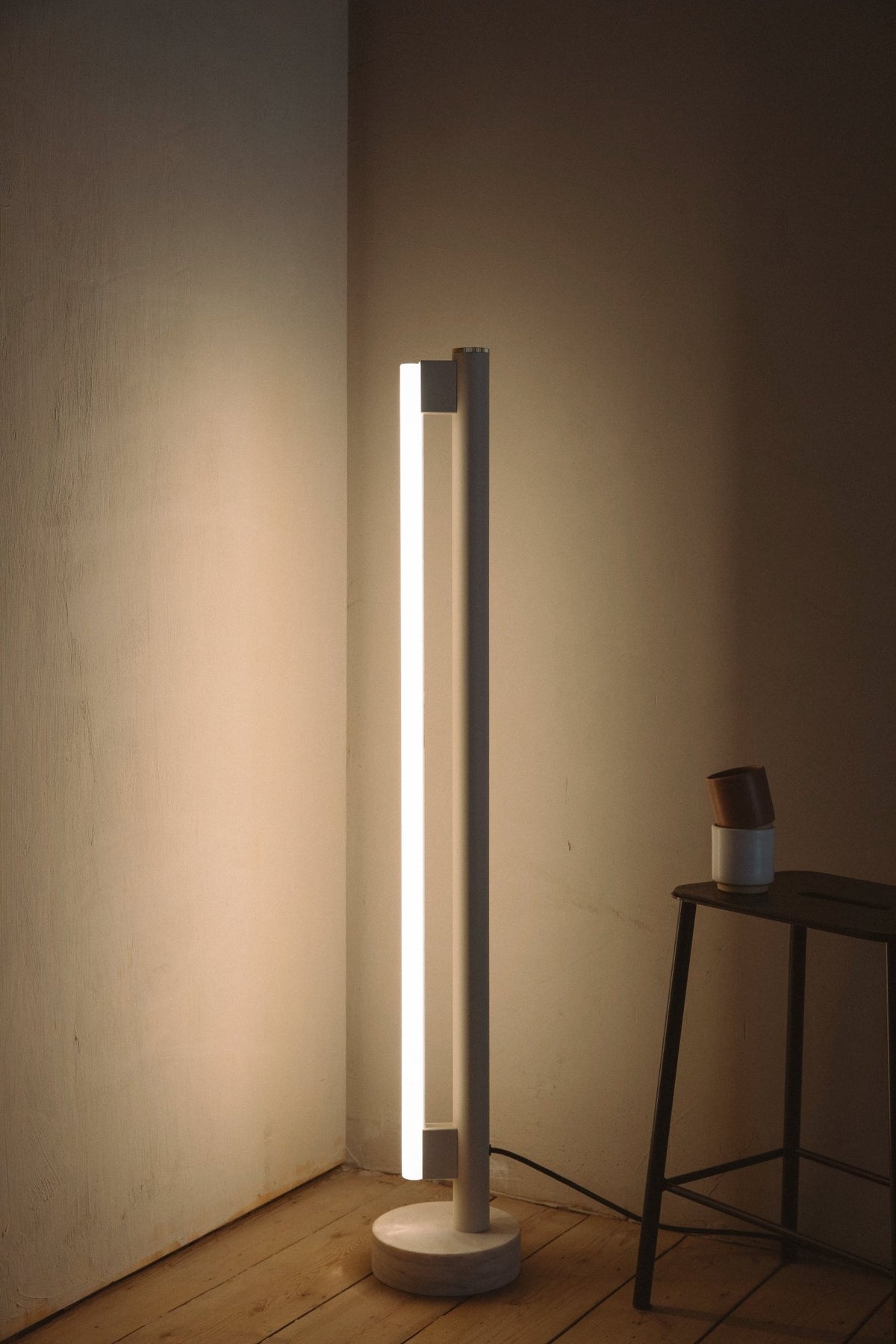 Lampadaire en marbre et acier crème 113 cm Eiffel - Frama - The Cool Republic