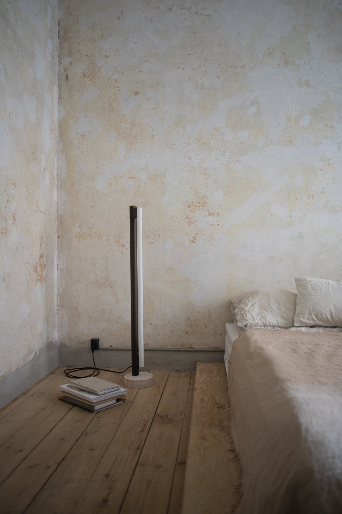 Lampadaire en marbre et acier noir 113 cm Eiffel - Frama - The Cool Republic