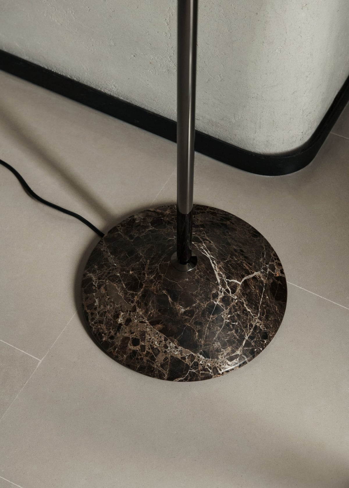 Lampadaire en marbre et chrome foncé gris 150cm Gio LN28 - &tradition — vue 11