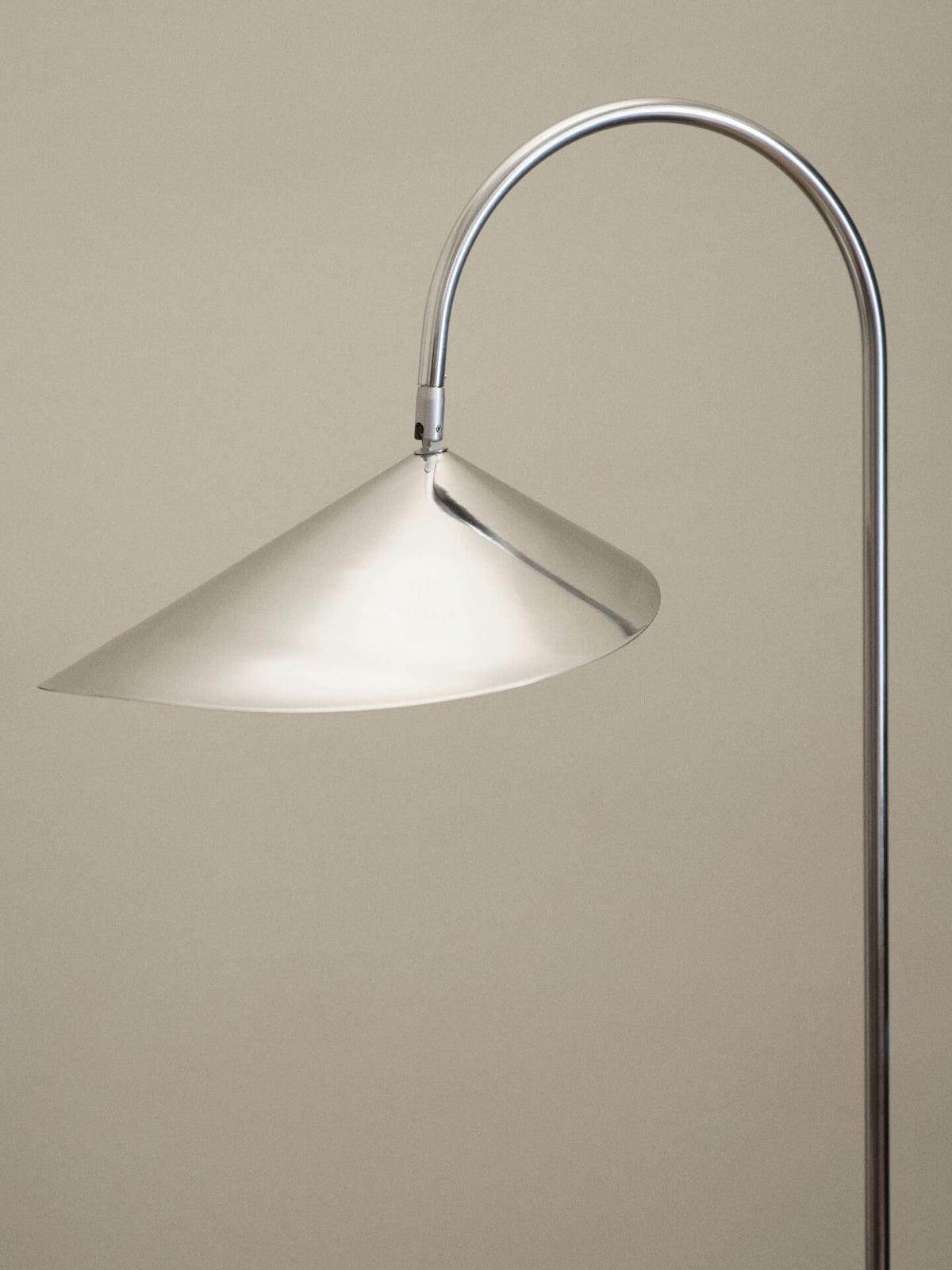 Lampadaire en marbre gris et acier inoxydable Arum - Ferm Living - The Cool Republic