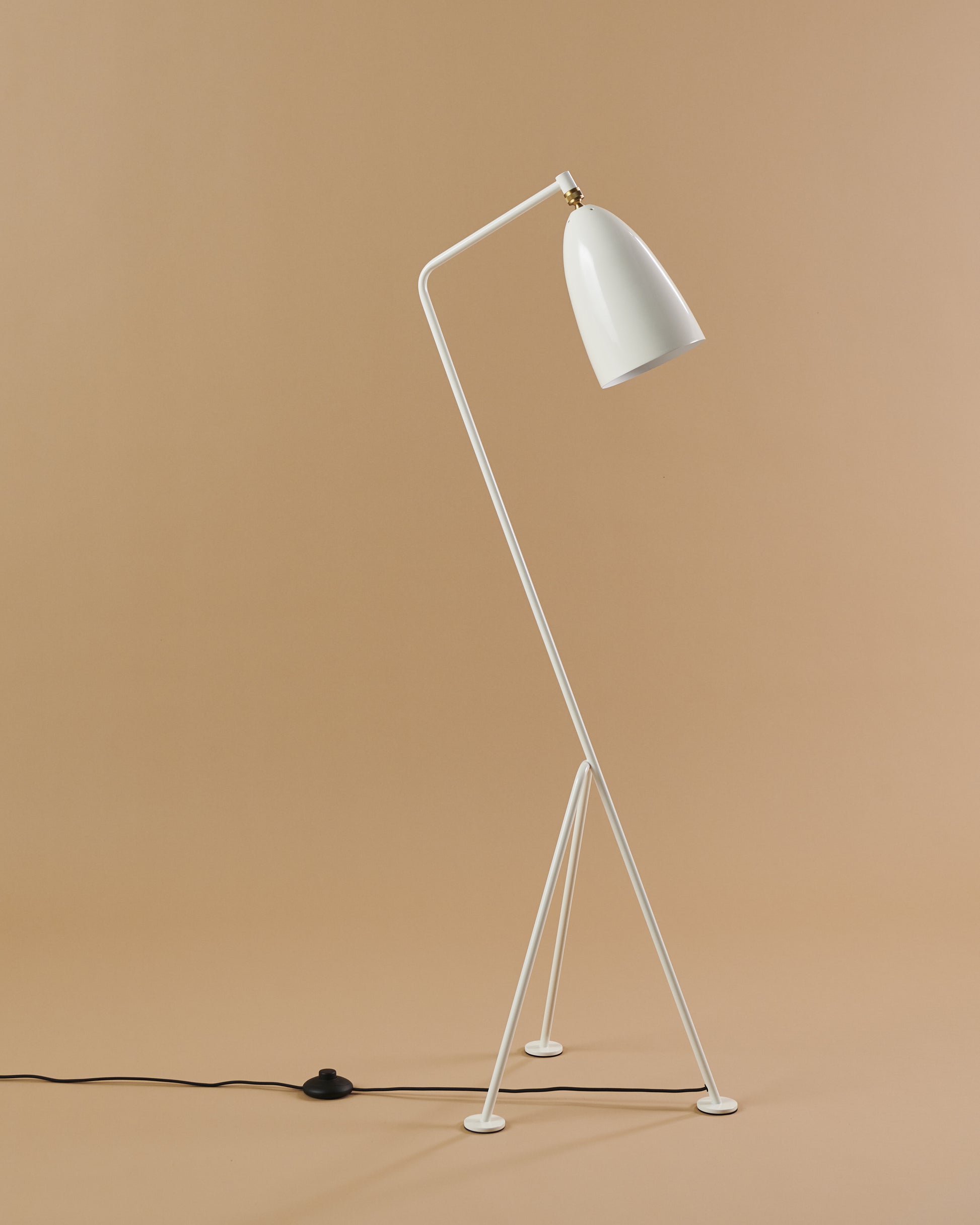 Lampadaire en métal blanc albâtre Gräshoppa - Gubi