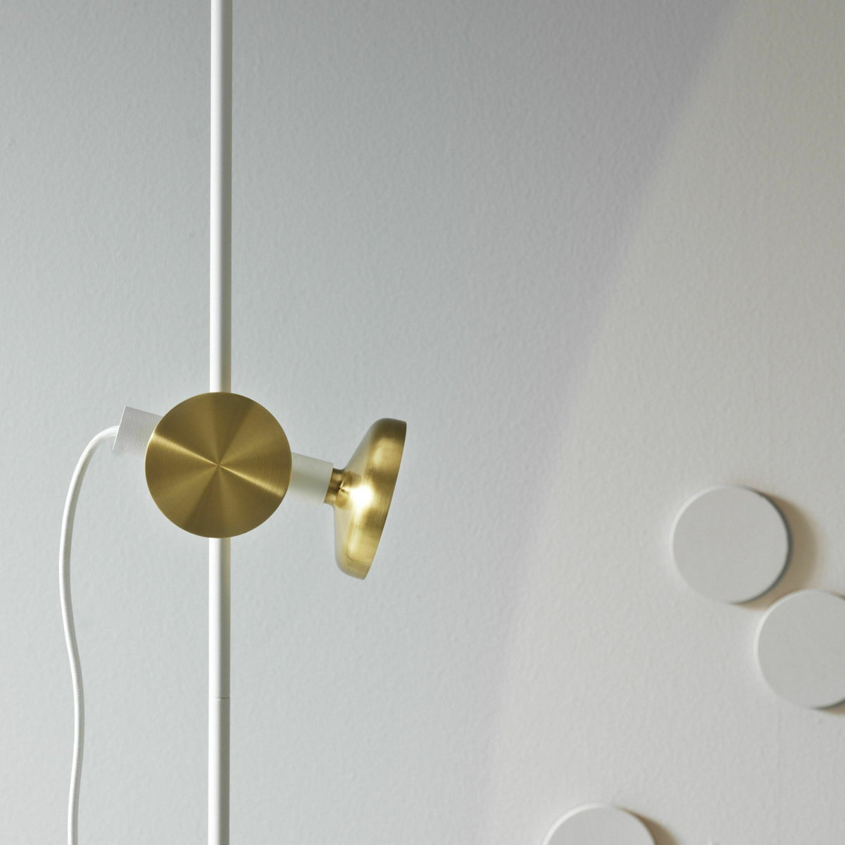 Lampadaire en métal blanc et laiton Blend - Pholc - The Cool Republic
