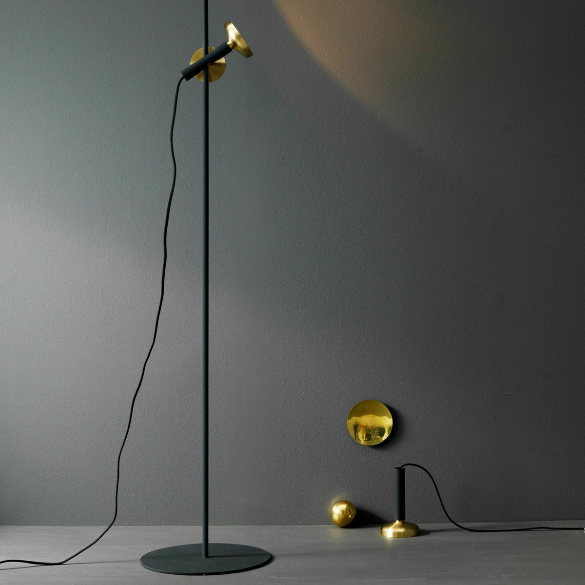 Lampadaire en métal noir et laiton Blend - Pholc - The Cool Republic