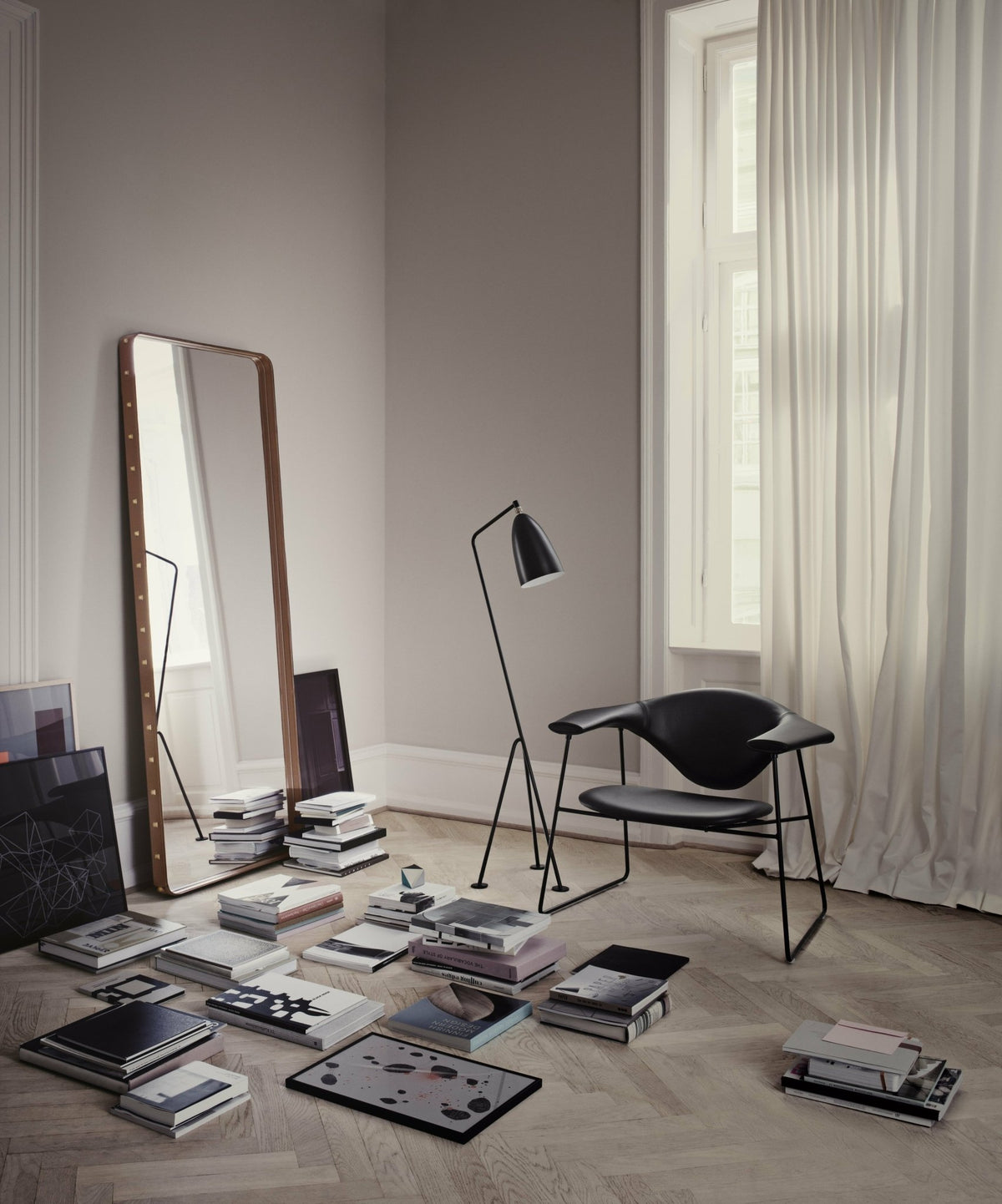 Black brass floor lamp - Gubi - The Cool Republic