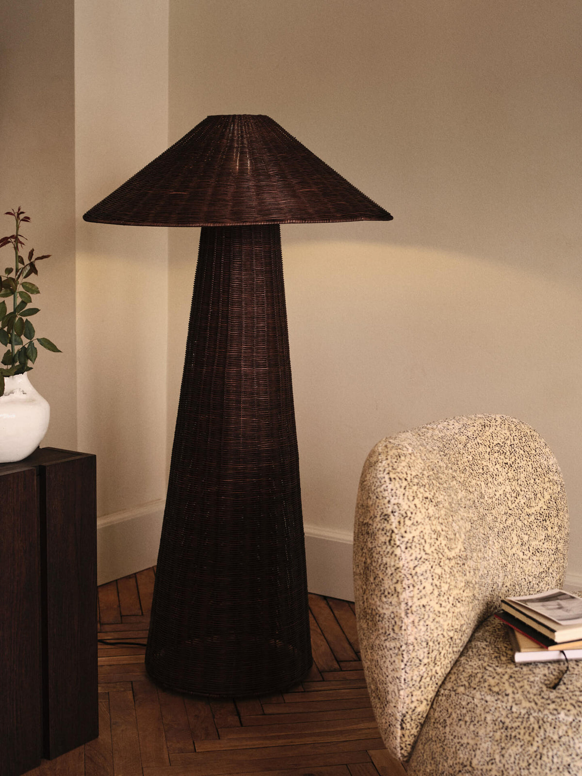 Lampadaire en rotin tressé marron foncé 71 x 131 cm Dou - Ferm Living - The Cool Republic