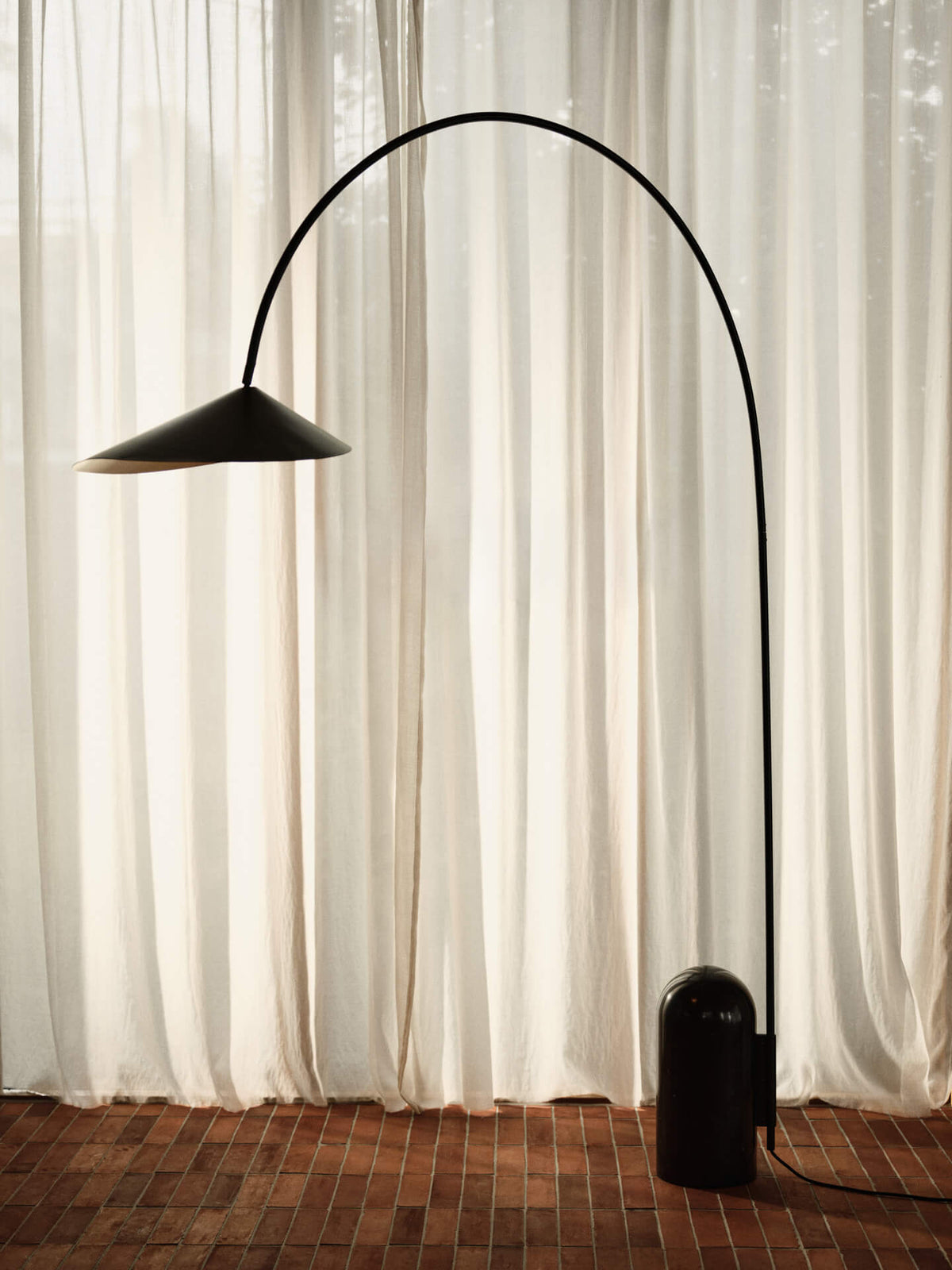 Lampadaire incurvé en marbre et acier noir Arum - Ferm Living - The Cool Republic