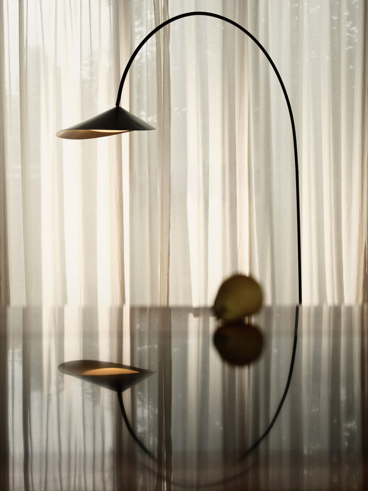 Lampadaire incurvé en marbre et acier noir Arum - Ferm Living - The Cool Republic