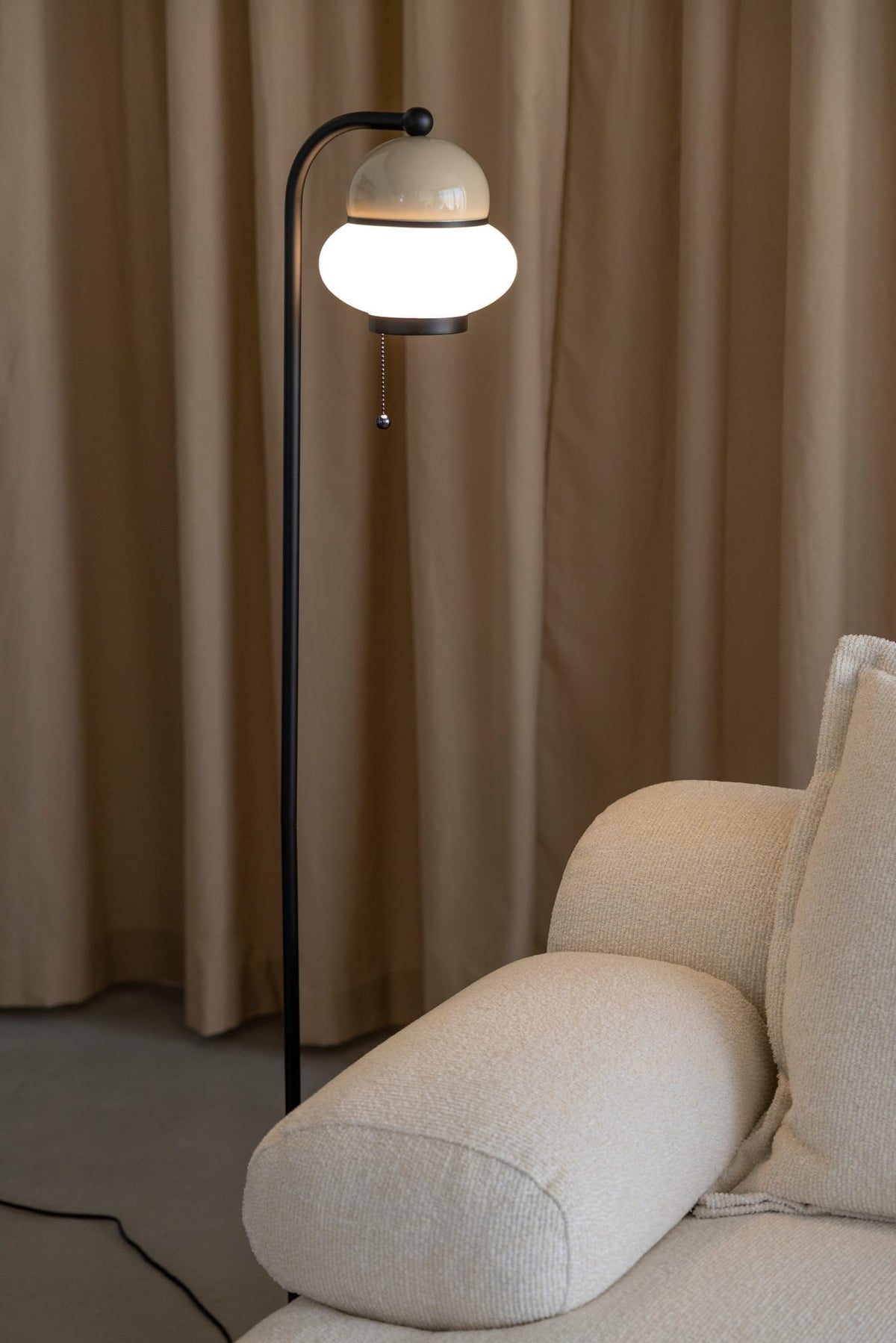 Lampadaire liseuse en métal noir et abat-jour en verre opalin beige 130,5cm Bumble - Zuiver — vue 2