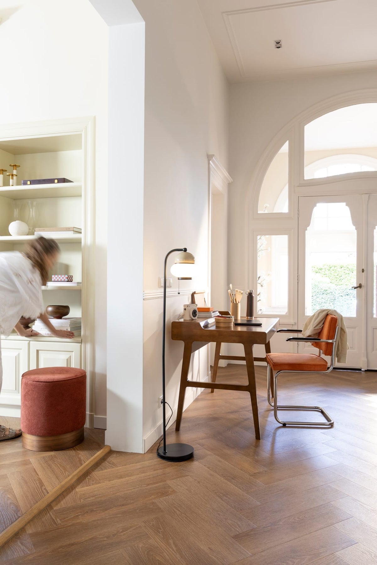 Lampadaire liseuse en métal noir et abat-jour en verre opalin beige 130,5cm Bumble - Zuiver — vue 4