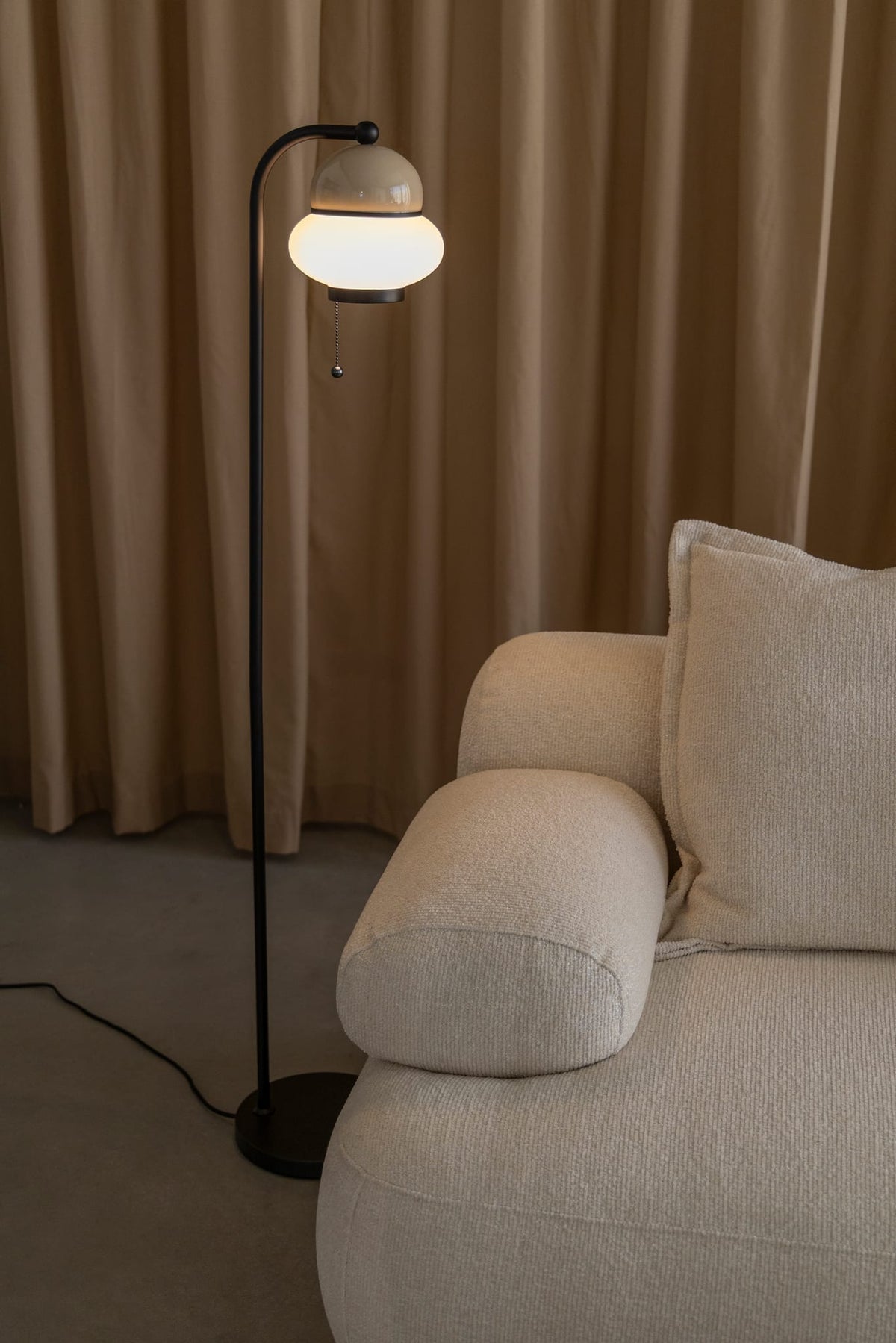 Lampadaire liseuse en métal noir et abat-jour en verre opalin beige 130,5cm Bumble - Zuiver — vue 9