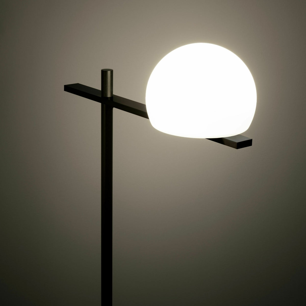 Lampadaire noir Indoor Circ - Estiluz - The Cool Republic