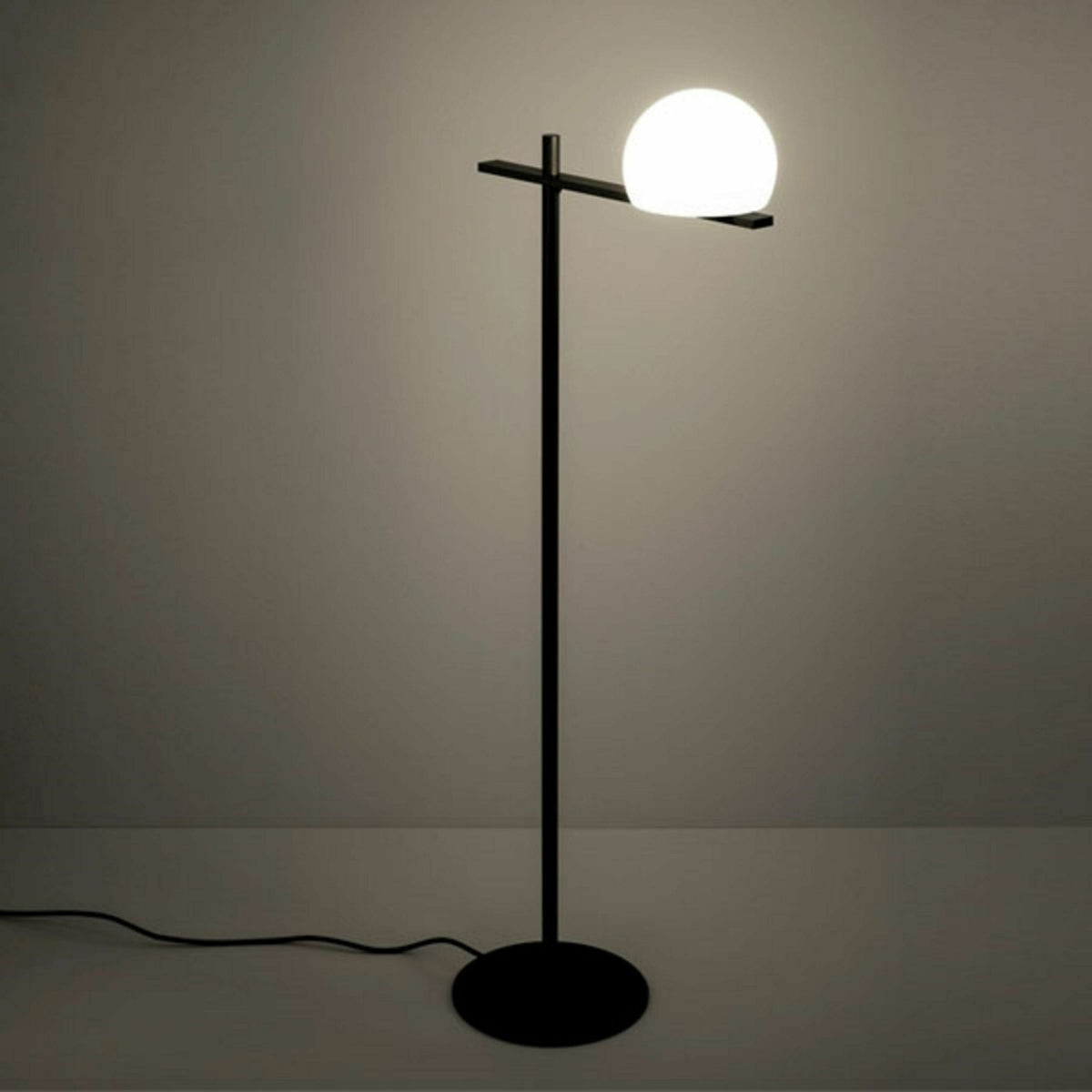 Lampadaire noir Indoor Circ - Estiluz - The Cool Republic