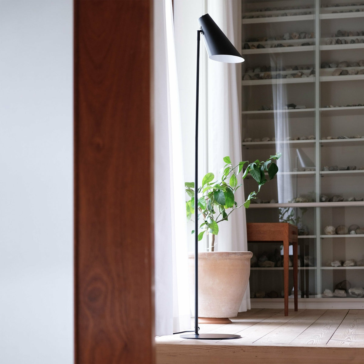 Lampadaire noir mat Cale - Dyberg Larsen - The Cool Republic