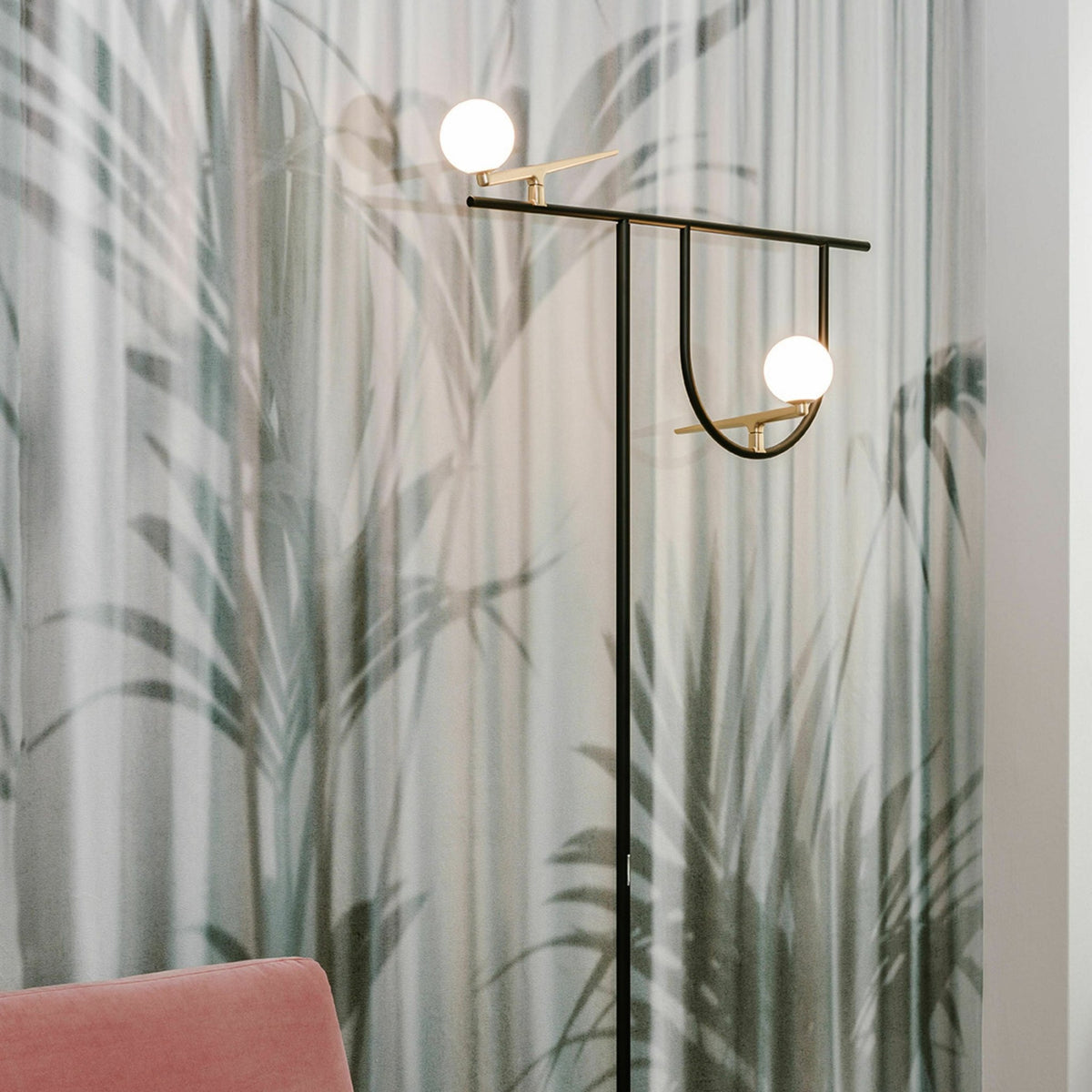 Lampadaire noir Yanzi - Artemide - The Cool Republic