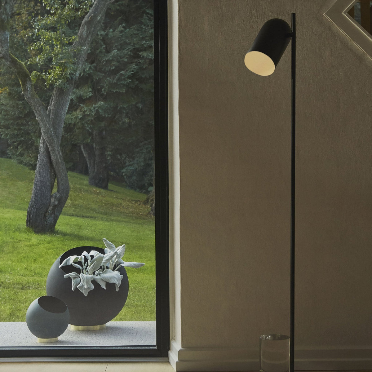 Lampadaire verre et noir Luceo - Aytm - The Cool Republic