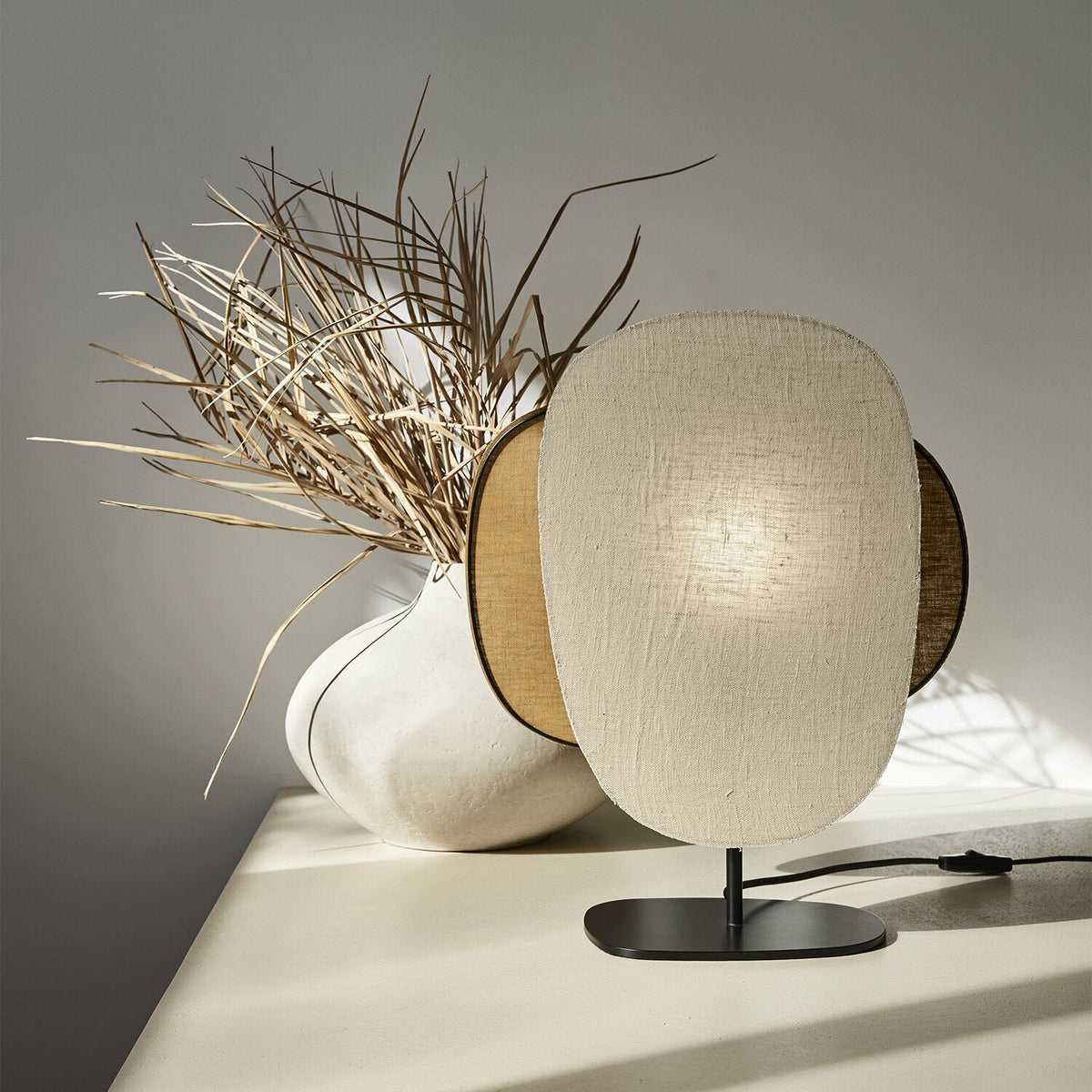 Lampe à poser 2 écrans en lin bouleau et curry 47,5 cm Screen 70's - Market set - The Cool Republic