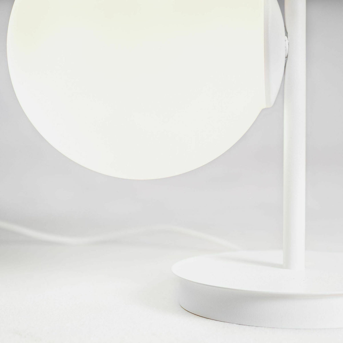 Lampe à poser blanche Bobler - Custom Form - The Cool Republic
