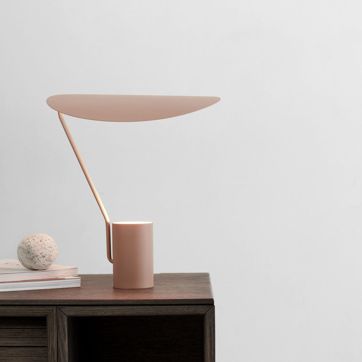 Lampe à poser en acier beige 47 cm Ombre - Northern - The Cool Republic