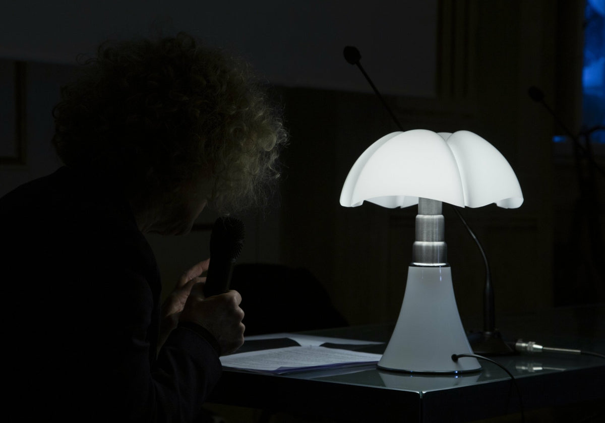 Lampe à poser en acier inox blanc 86cm Pipistrello - Martinelli Luce - The Cool Republic