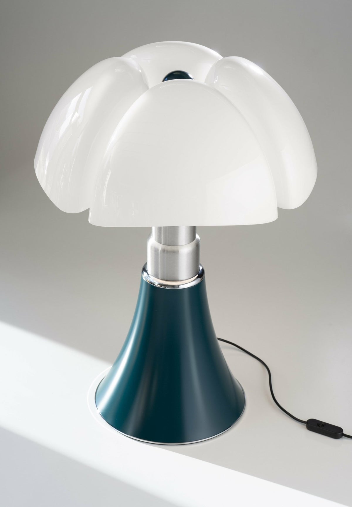 Lampe à poser en acier inox vert agave 86cm Pipistrello - Martinelli Luce - The Cool Republic