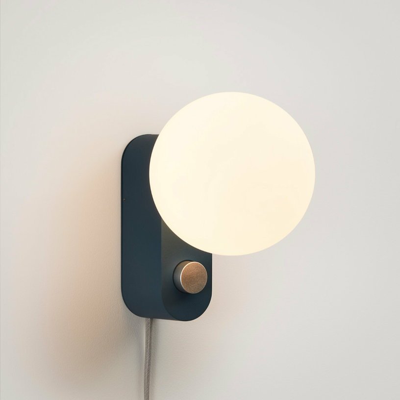 Lampe à poser en aluminium bleu saphire 22 x 15 cm Alumina - Tala - The Cool Republic