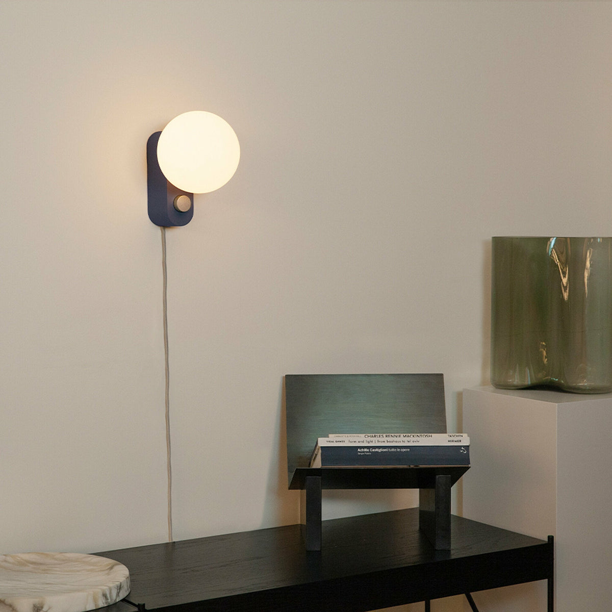 Lampe à poser en aluminium bleu saphire 22 x 15 cm Alumina - Tala - The Cool Republic