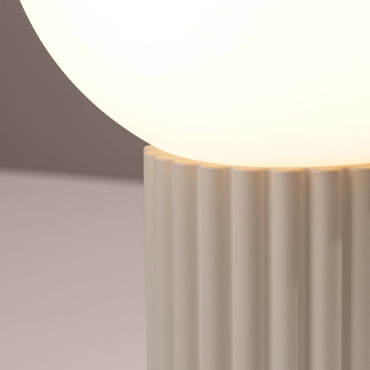 Lampe à poser en aluminium et verre beige 12x19cm Halo - Sollux - The Cool Republic