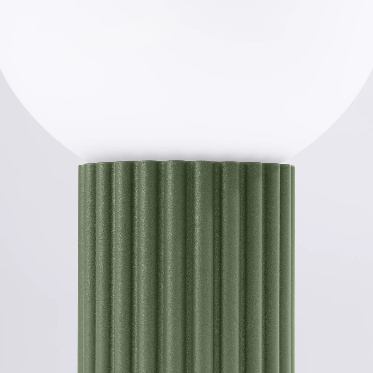 Lampe à poser en aluminium et verre vert olive 12x19cm Halo - Sollux - The Cool Republic