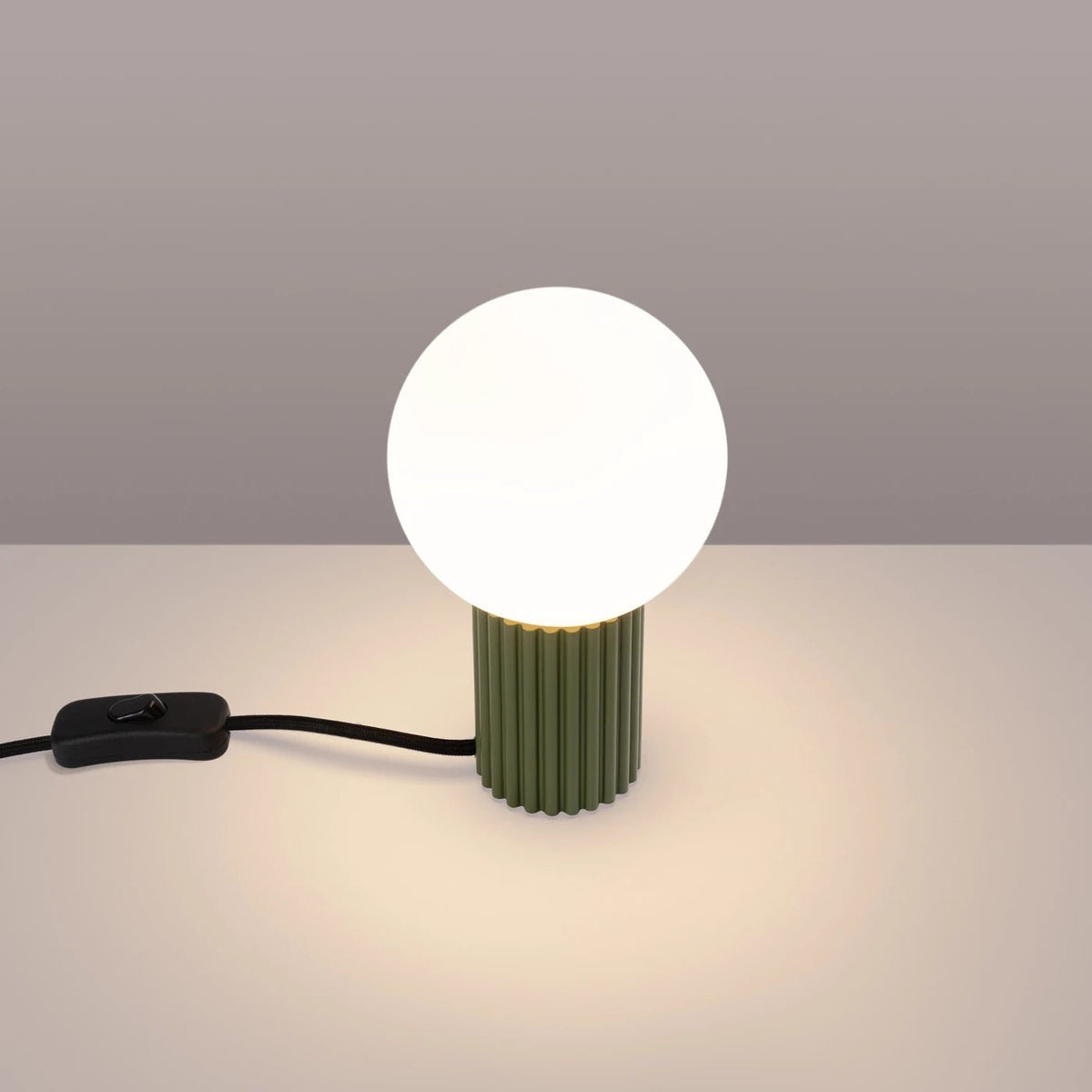 Lampe à poser en aluminium et verre vert olive 12x19cm Halo - Sollux - The Cool Republic