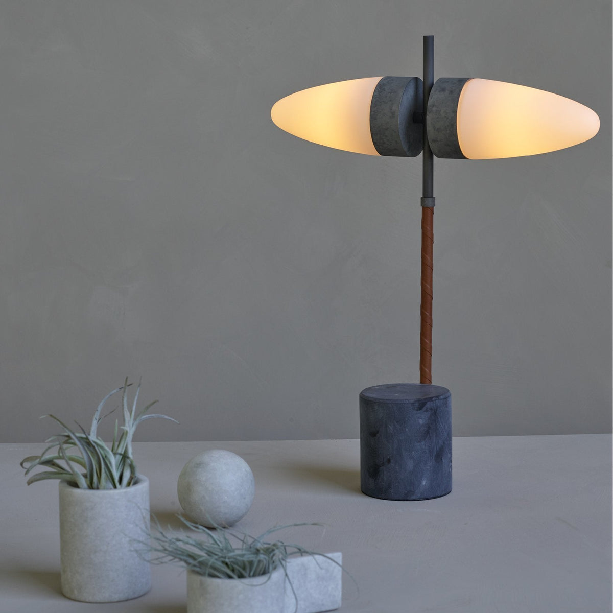 Lampe à poser en aluminium gris 38 x 50 cm Bull - 101 COPENHAGEN - The Cool Republic