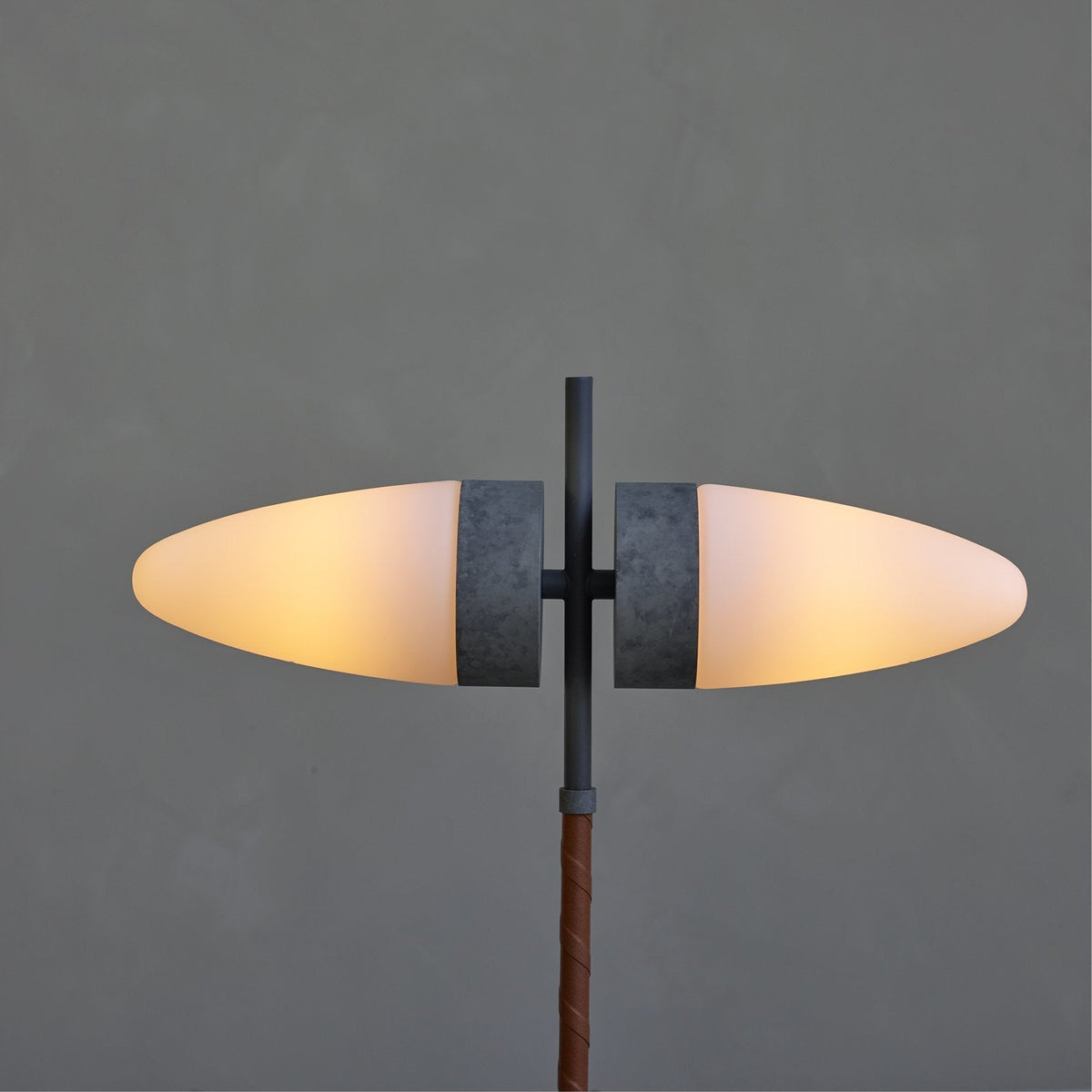 Lampe à poser en aluminium gris 38 x 50 cm Bull - 101 COPENHAGEN - The Cool Republic